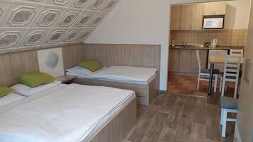 Vierbettzimmer | Verdunkelungsvorhänge, kostenlose Babybetten, Zustellbetten