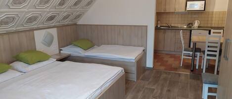 Vierpersoonskamer | Verduisterende gordijnen, gratis babybedden, extra bedden (toeslag)