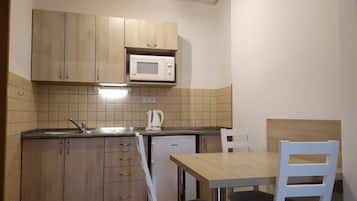 Quarto quádruplo | Cozinha privada | Geladeira, micro-ondas, cooktop, chaleira elétrica