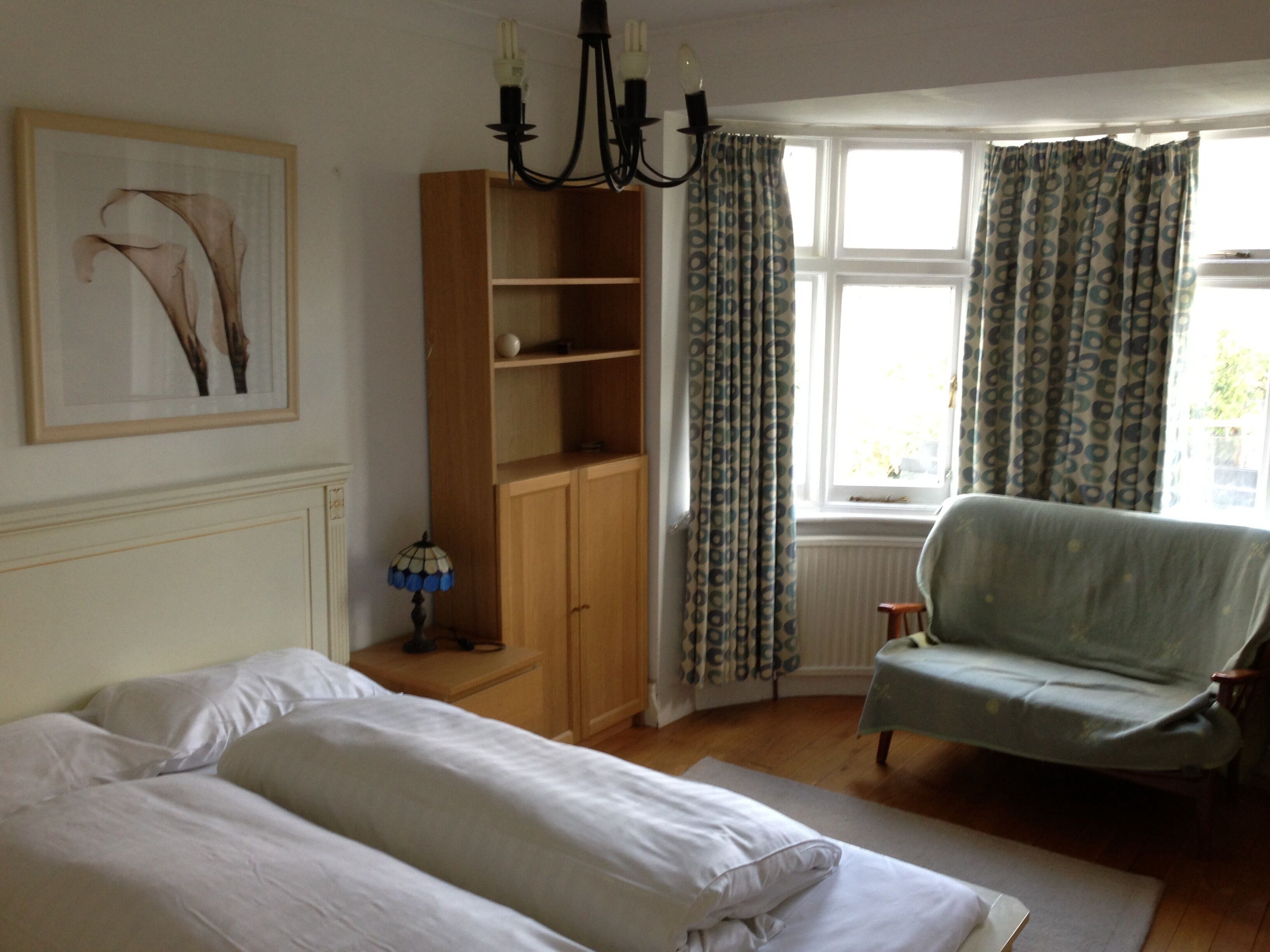 5 bedrooms, iron/ironing board, WiFi, bed sheets