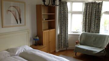 5 bedrooms, iron/ironing board, WiFi, bed sheets