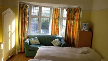 5 bedrooms, iron/ironing board, WiFi, bed sheets