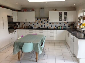Fridge, microwave, oven, stovetop - Spacious 5 bed family house, large garden, walk to train station and shops. wifi (west Wickham)