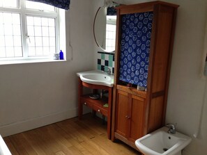 Combined shower/tub, hair dryer, bidet, towels - Spacious 5 bed family house, large garden, walk to train station and shops. wifi (west Wickham)