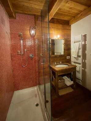 Douche, sèche-cheveux, bidet, serviettes fournies