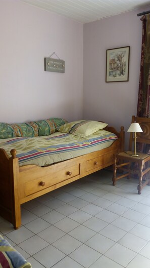 3 quartos, ferros/tábuas de passar roupa, berço de viagem