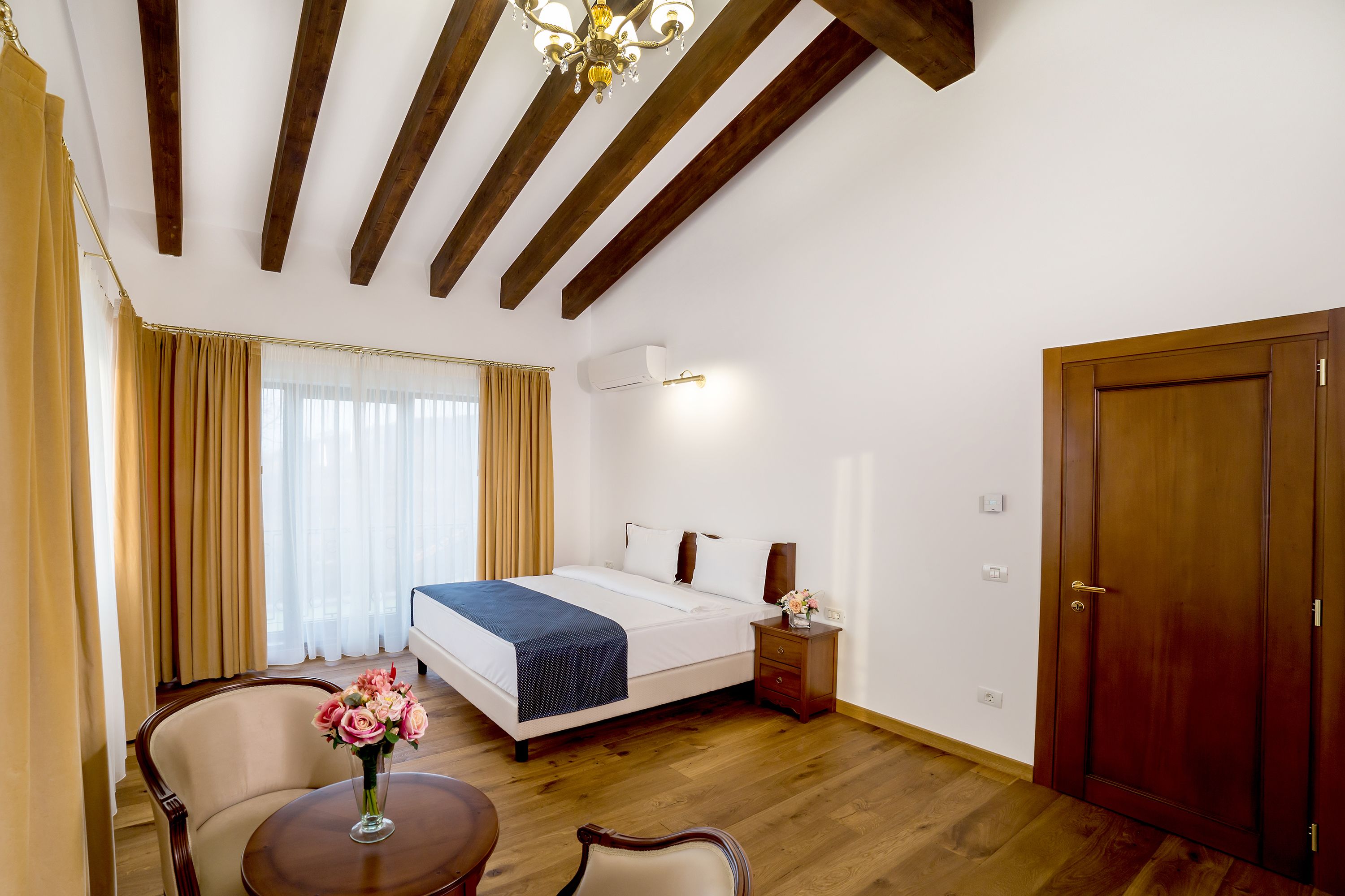 villa | premium bedding, minibar, in-room safe, desk