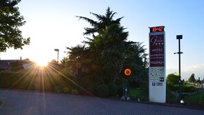 A hotel sign with amenities listed, including a restaurant, special room, and pizzeria. - Giada Hotel Ristorante (Grumolo delle Abbadesse)