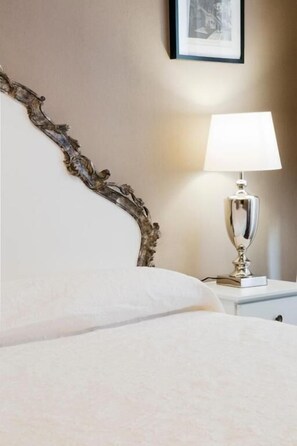 Comfort Double Room | In-room safe, desk, free WiFi, bed sheets - Residenza Ognissanti  (Florence)