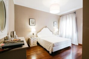 Comfort Double Room | In-room safe, desk, free WiFi, bed sheets - Residenza Ognissanti  (Florence)