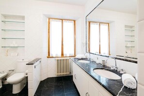 Kamar Double Comfort | Kamar mandi | Pengering rambut, handuk, sabun, dan sampo