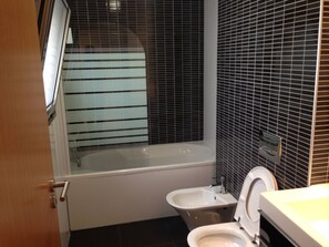 Shower, jetted bath, hair dryer, towels - Figueira Duplex Praia Buarcos, wi-fi, cable Tv (Figueira da Foz)