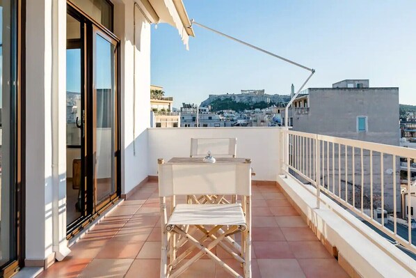 Outdoor dining - Explore Nightlife Near an Apartment With an Acropolis View (Athens)
