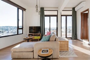 TV - Explore Nightlife Near an Apartment With an Acropolis View (Athens)