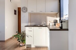 Fridge, coffee/tea maker, electric kettle, cookware/dishes/utensils - Explore Nightlife Near an Apartment With an Acropolis View (Athens)