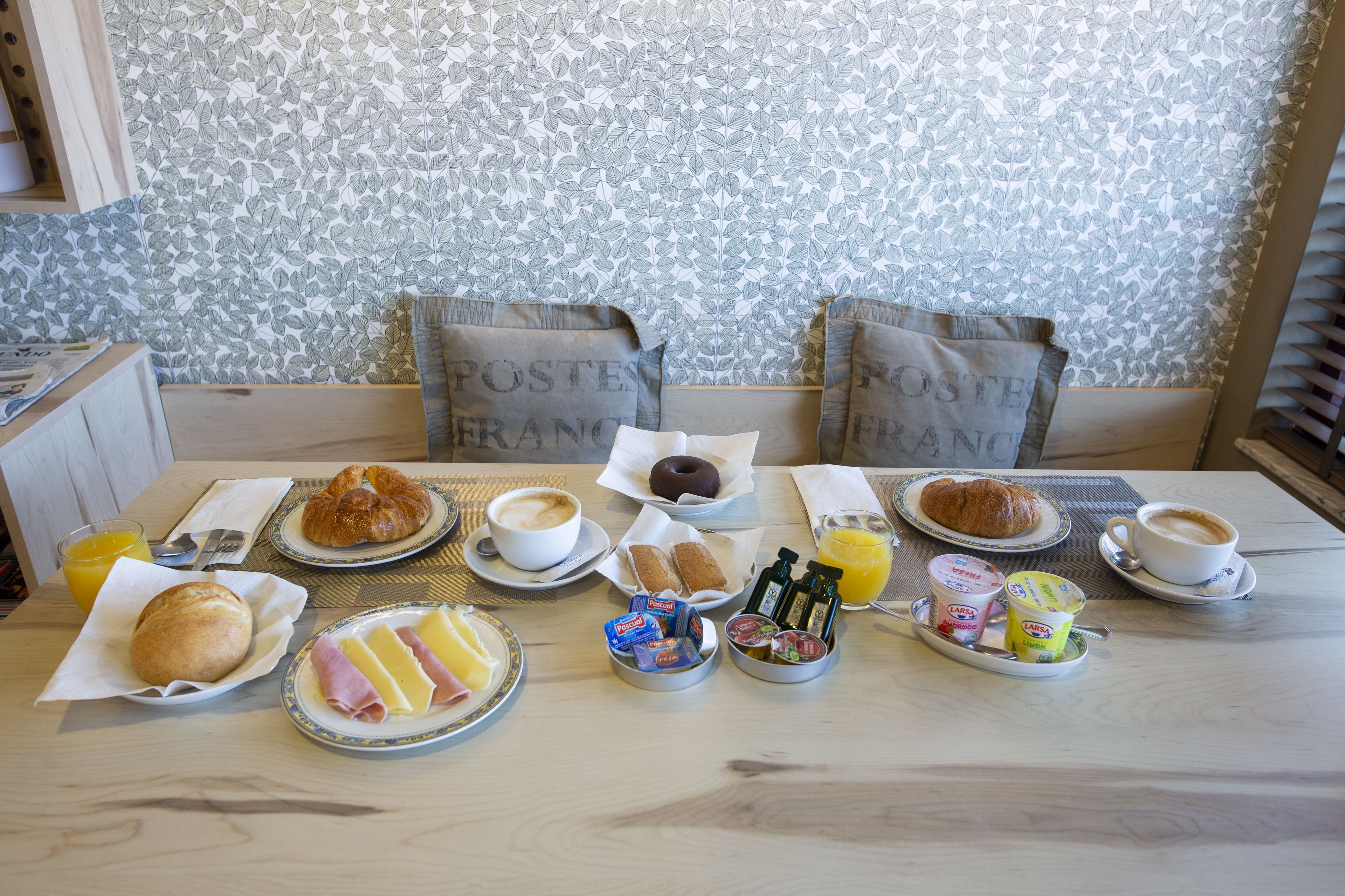 breakfast (eur 4.50 per person)