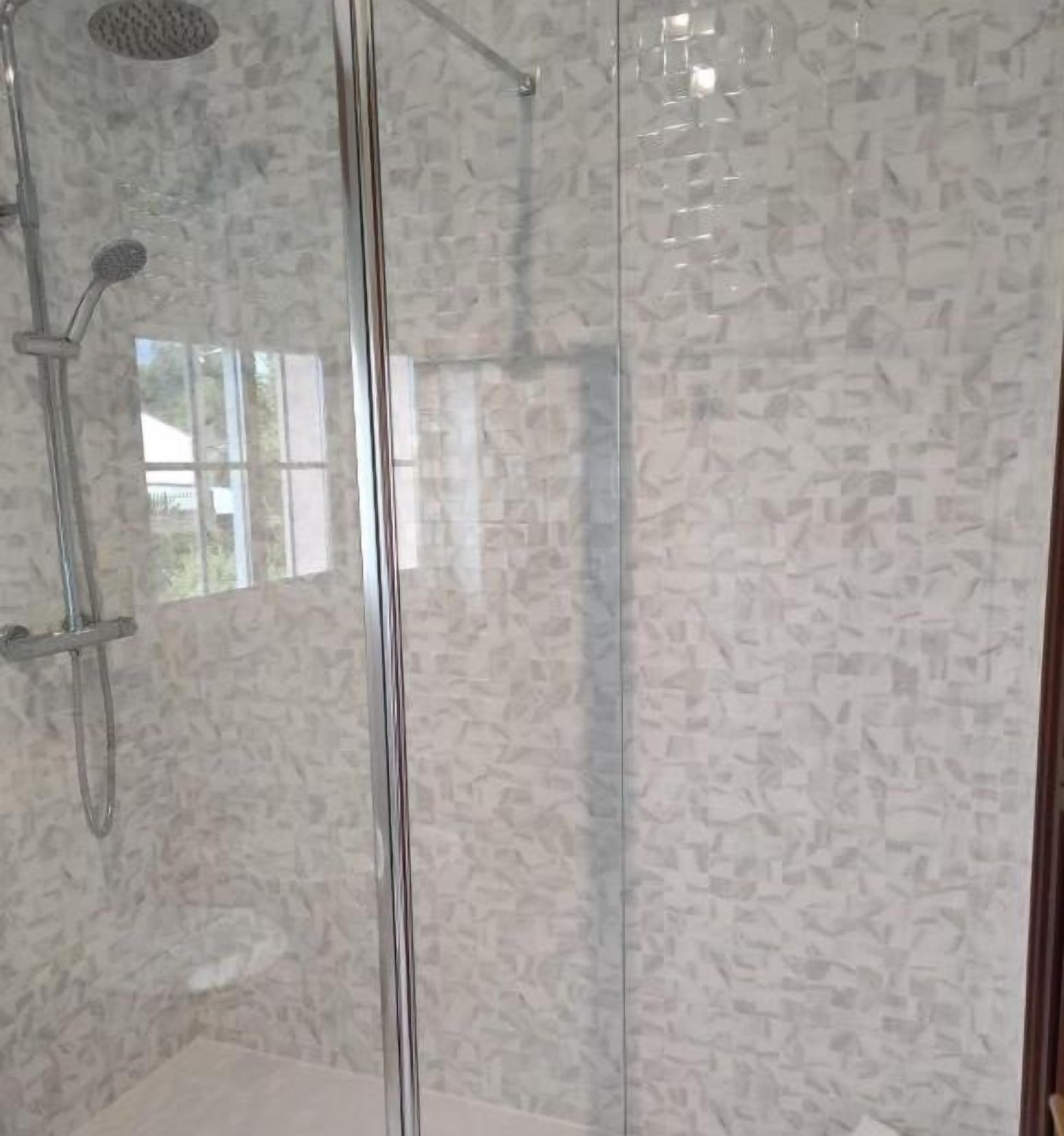 combined shower/bathtub, free toiletries, hair dryer, bidet