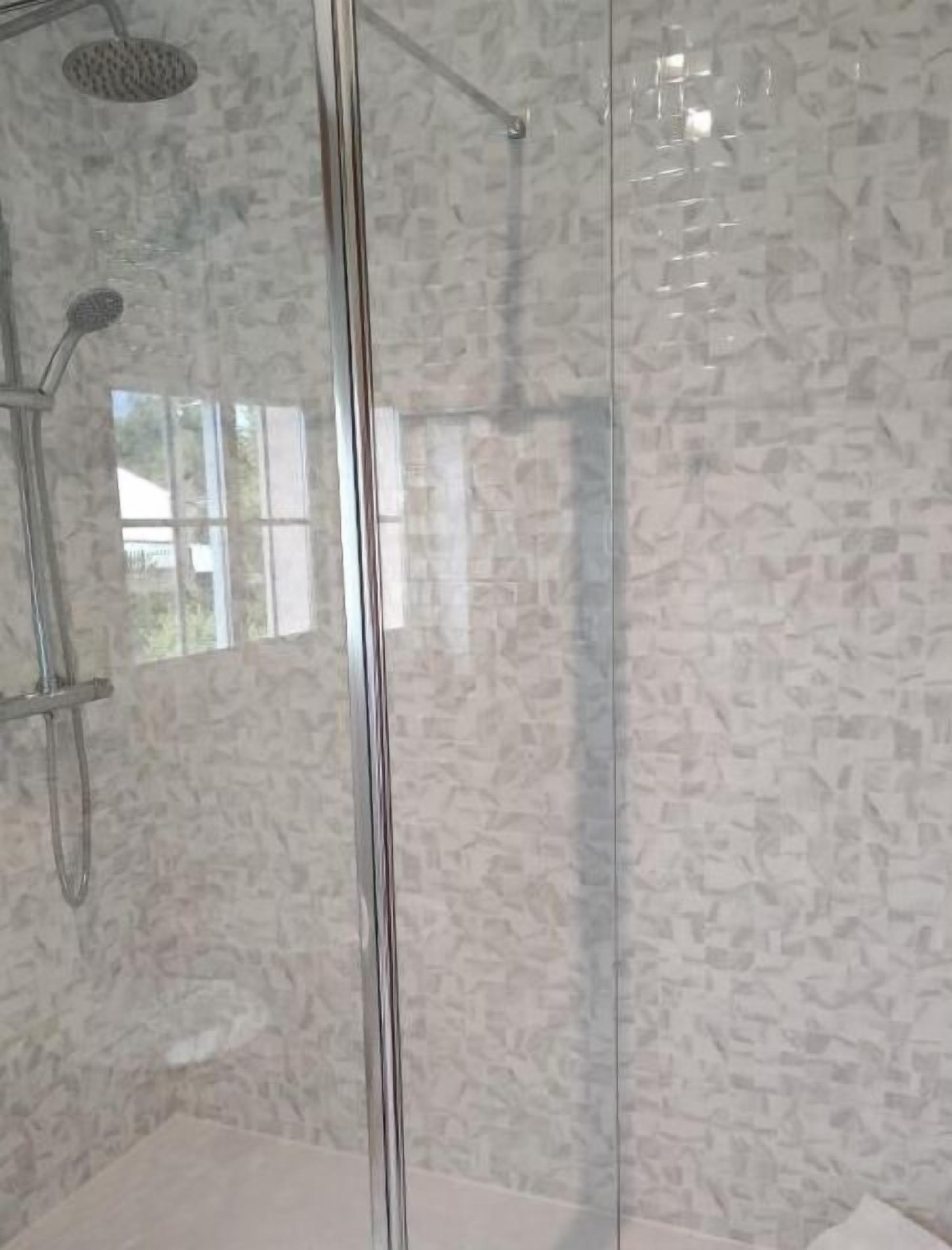 combined shower/bathtub, free toiletries, hair dryer, bidet