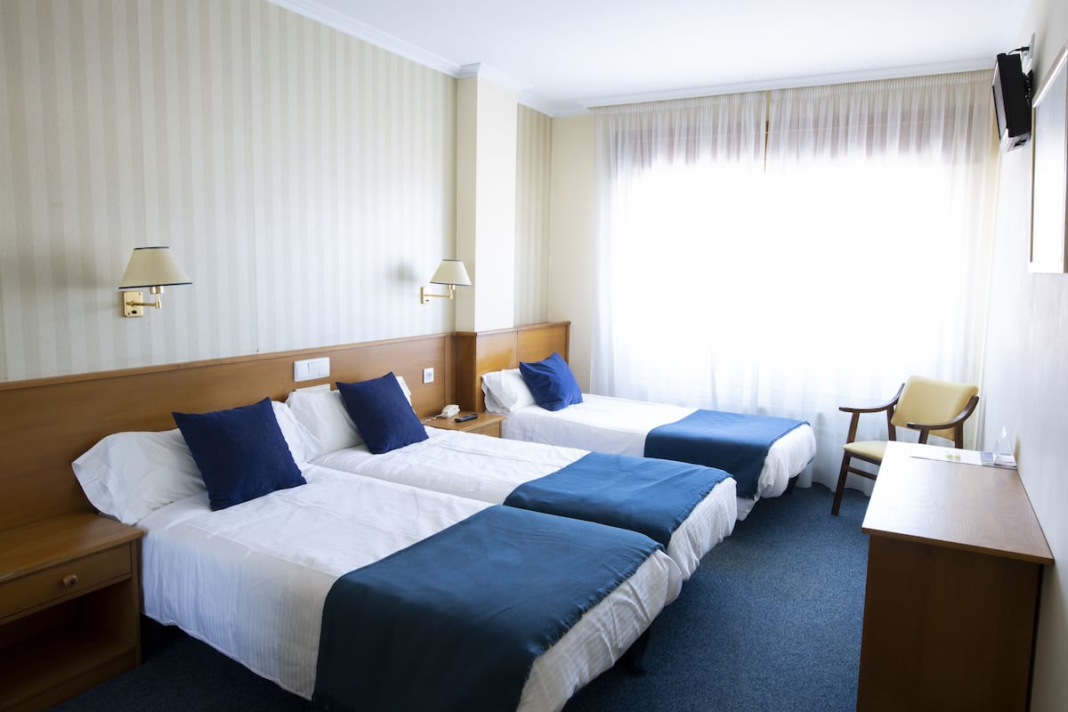 Triple Room | Meja, seterika/papan seterika, katil bayi/kot (percuma), Wi-fi percuma