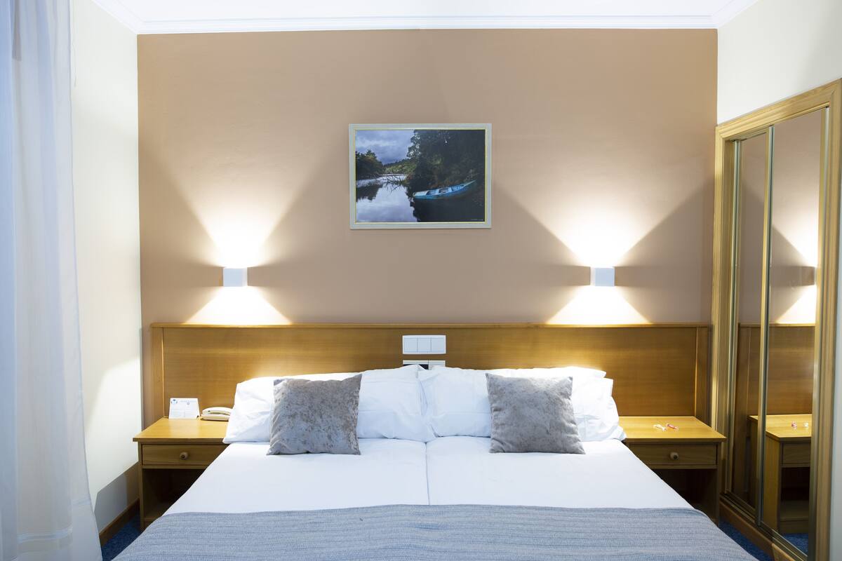 Habitación con 1 cama matrimonial o 2 individuales | Escritorio, tabla de planchar con plancha y cunas gratuitas