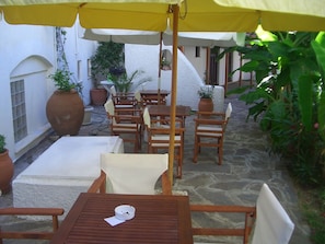 Bar (on property) - Oinoi Hotel (Ikaria)