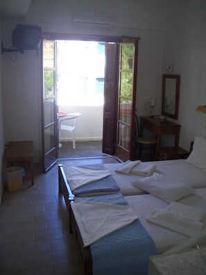 Coffres-forts dans les chambres, fer et planche à repasser