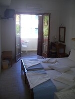 Caja fuerte, tabla de planchar con plancha, wifi gratis y ropa de cama