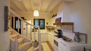 Fridge, oven, dishwasher, coffee/tea maker