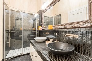 Chuveiro, secador de cabelo, toalhas de banho, shampoo