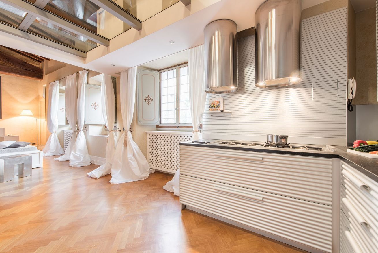Kühlschrank, Herdplatte, Toaster, Kochgeschirr/Geschirr/Besteck