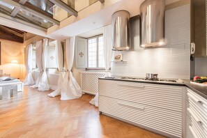 Fridge, stovetop, toaster, cookware/dishes/utensils - Duomo Luxury Loft Florence by Mmega (Firenze)