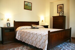 3 habitaciones, tabla de planchar con plancha y cuna de viaje