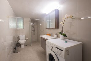 Badewanne, Haartrockner, Seife, Shampoo