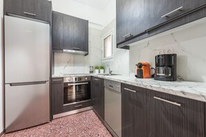 Refrigerador, horno, lavavajillas y cafetera y tetera 