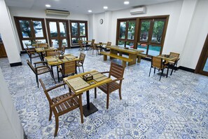 Se sirven desayunos, comidas, cenas y cocina local e internacional