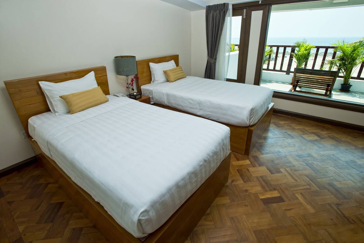 Presidential Suite | Minibar, in-room safe, desk, blackout curtains