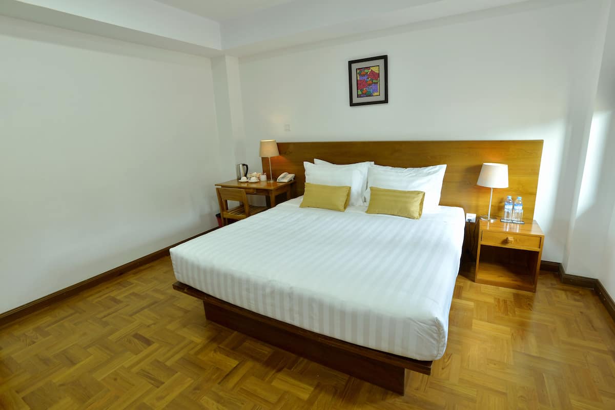 Frigobar, cofres nos quartos, escrivaninha, cortinas blackout