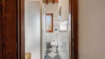 Douche, sèche-cheveux, serviettes fournies