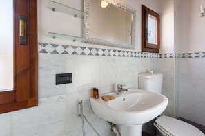 Douche, sèche-cheveux, serviettes fournies, shampoing
