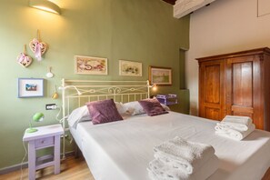 1 habitación, tabla de planchar con plancha, wifi y ropa de cama 