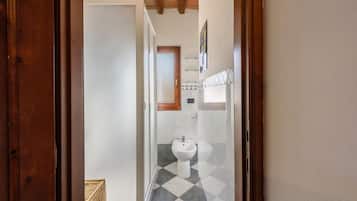 Douche, sĂšche-cheveux, serviettes fournies