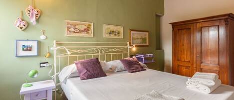 1 غرفة نوم ومكواة/لوح كي وواي فاي وملاءات أسرّة