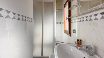Shower, hair dryer, towels, shampoo