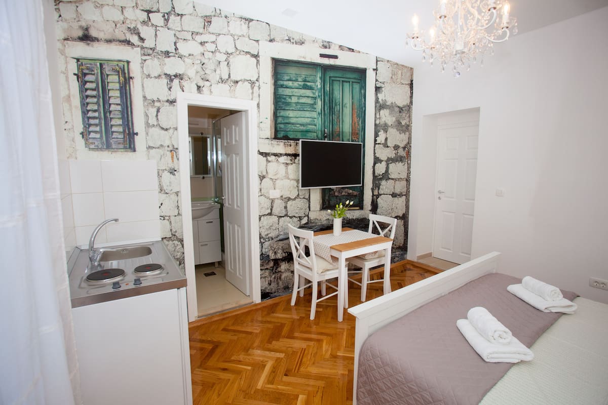 Studio Deluxe, 1 très grand lit | Coffres-forts dans les chambres, bureau, chambres insonorisées