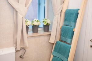Deluxe Studio | In-room safe, desk, soundproofing, iron/ironing board