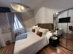 Deluxe Studio | In-room safe, desk, soundproofing, iron/ironing board - Studios Ani (Split)