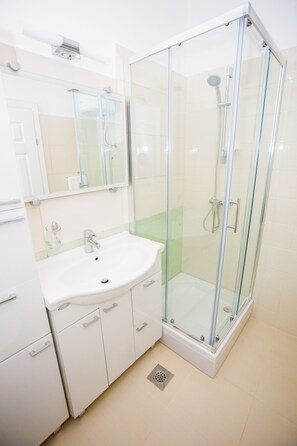 Deluxe Studio, 1 King Bed | In-room safe, desk, soundproofing, iron/ironing board - Studios Ani (Split)