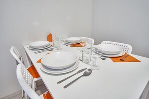 Design Apartment, 1 Queen Bed, Non Smoking | In-room dining