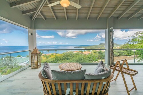 Mahtava ylellinen huvila suurella yksityisellä uima-altaalla ja upealla merinäköalalla.