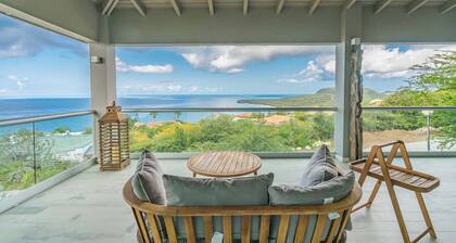 Mahtava ylellinen huvila suurella yksityisellä uima-altaalla ja upealla merinäköalalla.